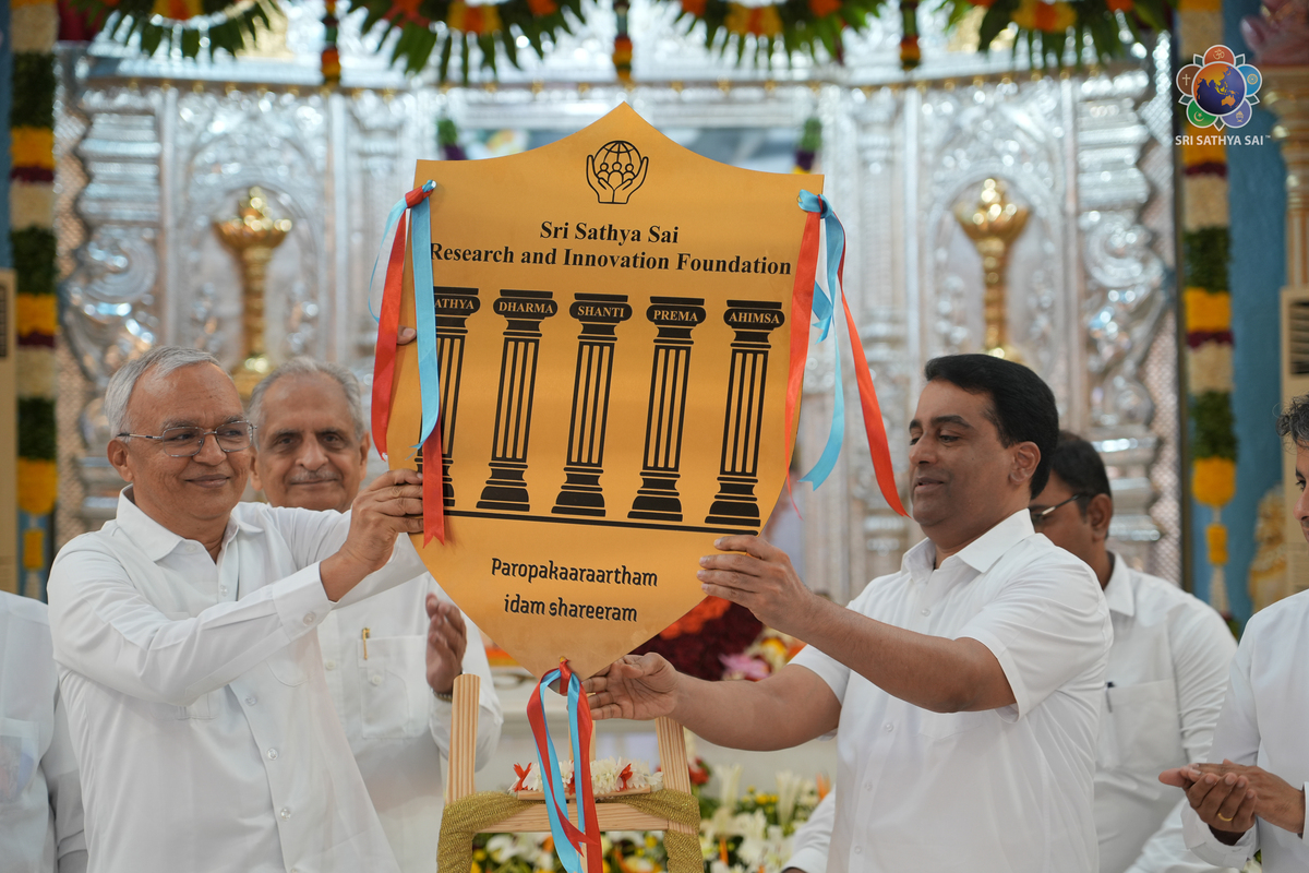 SSSIHL's tweet image. #SummerCourse highlights, Day 3, 8 Jul: Talks by @saishravanam on Human Values in Music, @drvishalrao on Health & Compassion, #SSSRIF logo unveiled in Divine Presence and Anantapur Campus marked its 54th Anniversary with a soulful cultural offering. Pics:bit.ly/SSSIHL-SummerC…