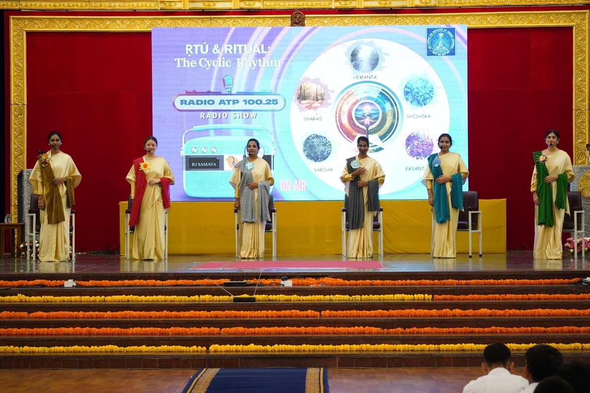 SSSIHL's tweet image. #SummerCourse highlights, Day 3, 8 Jul: Talks by @saishravanam on Human Values in Music, @drvishalrao on Health & Compassion, #SSSRIF logo unveiled in Divine Presence and Anantapur Campus marked its 54th Anniversary with a soulful cultural offering. Pics:bit.ly/SSSIHL-SummerC…