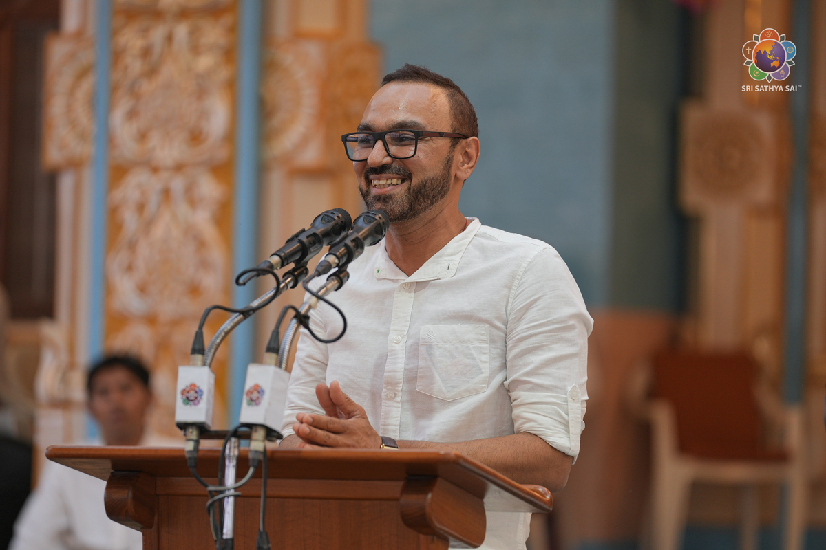 SSSIHL's tweet image. #SummerCourse highlights, Day 3, 8 Jul: Talks by @saishravanam on Human Values in Music, @drvishalrao on Health & Compassion, #SSSRIF logo unveiled in Divine Presence and Anantapur Campus marked its 54th Anniversary with a soulful cultural offering. Pics:bit.ly/SSSIHL-SummerC…