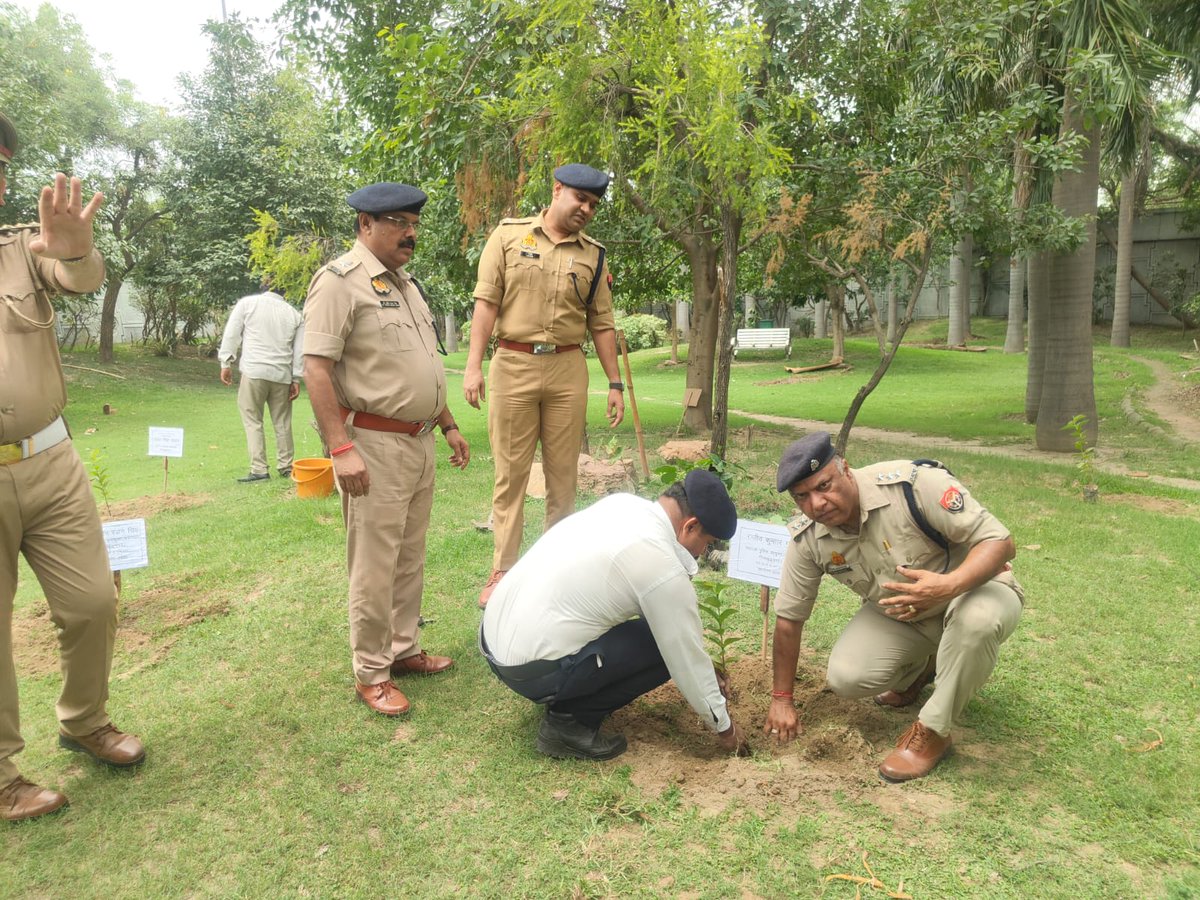 DCP Traffic Noida (@dcptrafficnoida) on Twitter photo "рдПрдХ рдкреЗрдбрд╝ рдорд╛рдБ рдХреЗ рдирд╛рдо рдЕрднрд┐рдпрд╛рди 2.0" рдХреЗ рдЕрдВрддрд░реНрдЧрдд рдкреБрд▓рд┐рд╕ рдЙрдкрд╛рдпреБрдХреНрдд рдпрд╛рддрд╛рдпрд╛рдд <a href="/dcptrafficnoida/">DCP Traffic Noida</a> рджреНрд╡рд╛рд░рд╛ рдЕрдкрд░ рдкреБрд▓рд┐рд╕ рдЙрдкрд╛рдпреБрдХреНрдд рдХреЗ рд╕рд╛рде рдпрд╛рддрд╛рдпрд╛рдд рдХрд╛рд░реНрдпрд╛рд▓рдп рд╕реЗрдХреНрдЯрд░тАУ14A рдкреНрд░рд╛рдВрдЧрдг рдореЗрдВ рдХрд┐рдпрд╛ рдЧрдпрд╛ рд╡реГрдХреНрд╖рд╛рд░реЛрдкрдг!ЁЯМ│
#EkPedMaaKeNaam "рдПрдХ рдкреЗрдбрд╝ рдорд╛рдБ рдХреЗ рдирд╛рдо рдЕрднрд┐рдпрд╛рди 2.0" рдХреЗ рдЕрдВрддрд░реНрдЧрдд рдкреБрд▓рд┐рд╕ рдЙрдкрд╛рдпреБрдХреНрдд рдпрд╛рддрд╛рдпрд╛рдд <a href="/dcptrafficnoida/">DCP Traffic Noida</a> рджреНрд╡рд╛рд░рд╛ рдЕрдкрд░ рдкреБрд▓рд┐рд╕ рдЙрдкрд╛рдпреБрдХреНрдд рдХреЗ рд╕рд╛рде рдпрд╛рддрд╛рдпрд╛рдд рдХрд╛рд░реНрдпрд╛рд▓рдп рд╕реЗрдХреНрдЯрд░тАУ14A рдкреНрд░рд╛рдВрдЧрдг рдореЗрдВ рдХрд┐рдпрд╛ рдЧрдпрд╛ рд╡реГрдХреНрд╖рд╛рд░реЛрдкрдг!ЁЯМ│
#EkPedMaaKeNaam