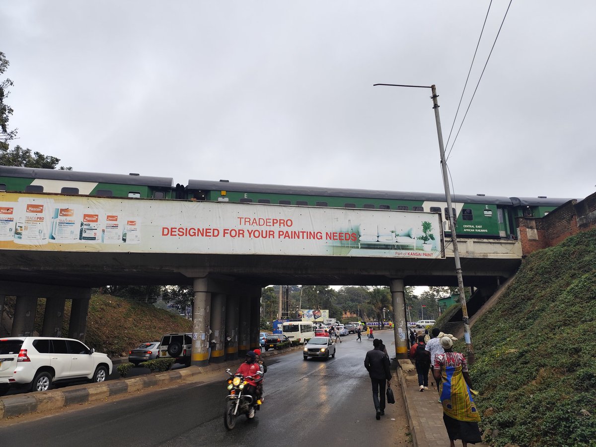 Train carrying people to work this morning in Blantyre, Malawi <a href="/advocatemahere/">Fadzayi Mahere🇿🇼</a> <a href="/NdauKing/">TS</a>