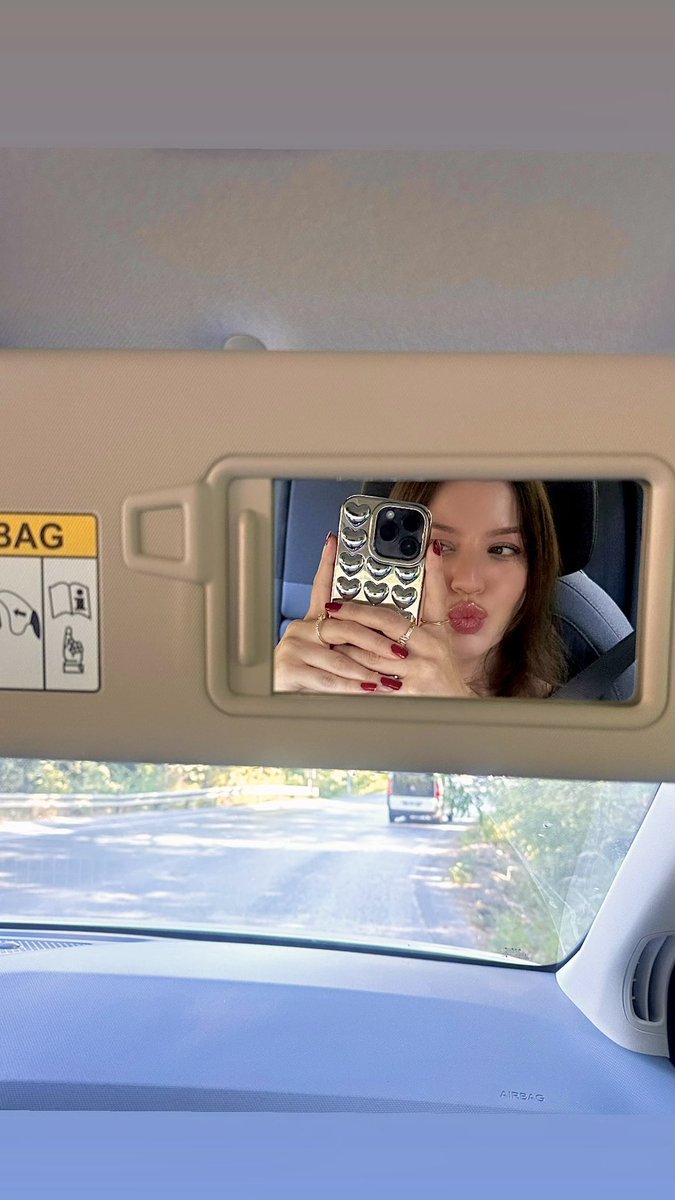 yolda giderken bu ayna hep acik oluyo. cunku manzarayi degil kendimi izlemeyi seviyorum 🫶🏻