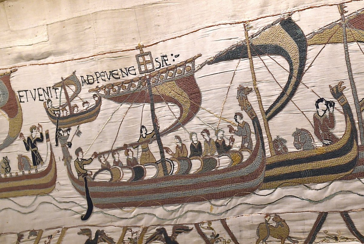 Een streepje vaderlandse geschiedenis. Willem de Veroveraars vlaggenschip, de Mora, is ook te zien in het tapijt. Dat schip werd geschonken door niemand minder dan Mathilde van Vlaanderen, Willems vrouw.