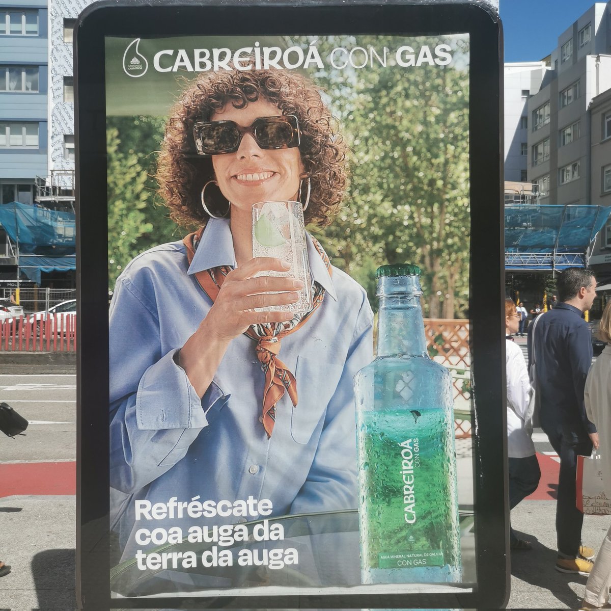 Un grande aplauso para <a href="/cabreiroa/">Cabreiroá</a> por ese anuncio na Lingua da Terra da Auga. Ogallá a veñan beber moitos máis visitantes respectuosos ca fodechinchos dos que tiran cos envases onde lles peta e din que non entenden o galego.