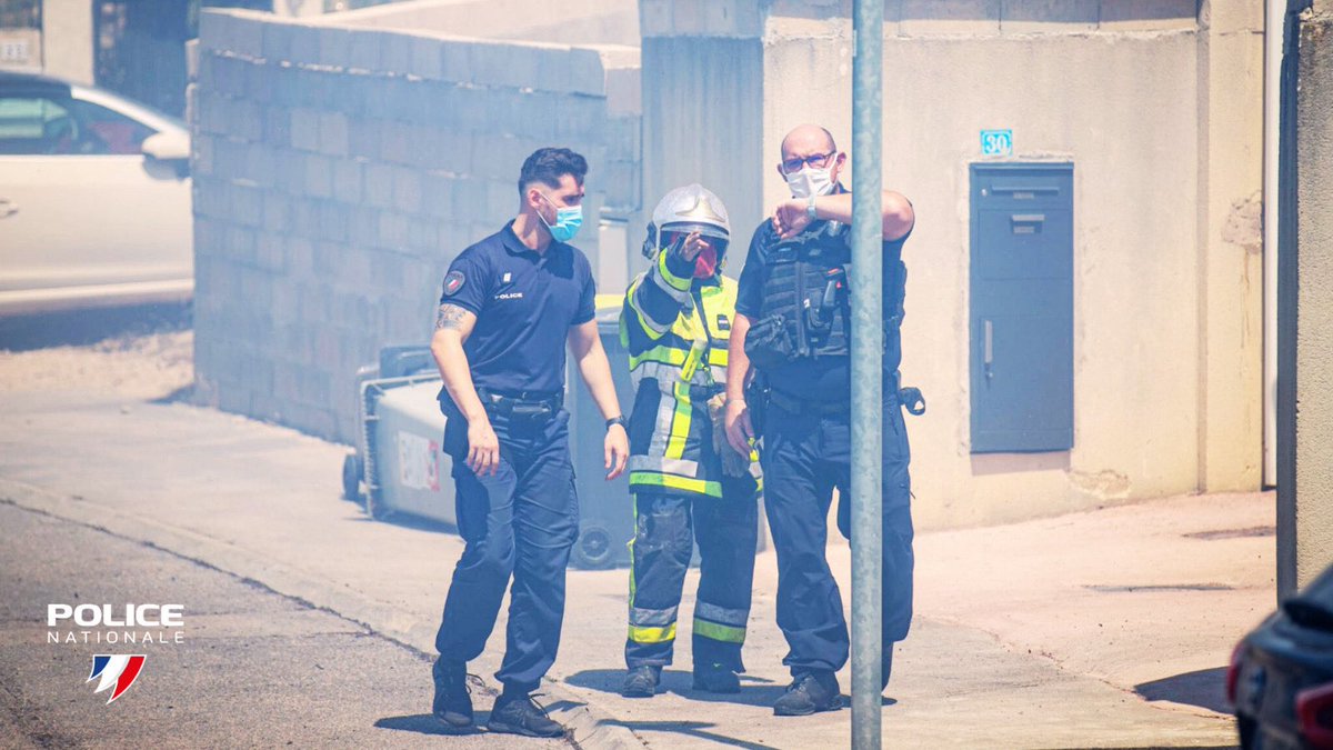 PorteParolePN's tweet image. #Protéger | Depuis hier, Marseille est touché par de violents incendies. 🔥
👮 La @PoliceNationale est mobilisée aux côtés des pompiers pour porter secours et assistance aux habitants. 330 policiers venus des départements voisins sont mobilisés pour les protéger.
🙏 Soutien aux…