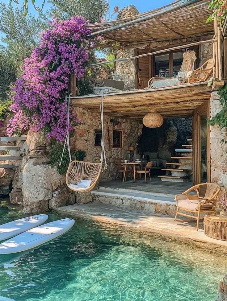 Denize bakan bir taş ev..