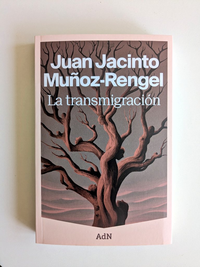 Alfredo Herrero (@alffree) on Twitter photo La transmigración (2025)
Obra coral de <a href="/jjmunozrengel/">J.J. Muñoz-Rengel</a>, autor de El asesino hipocondríaco y El gran imaginador (premio Kelvin 505).
Ciencia ficción social en la que asistimos, en primera fila, a un evento que llevará la sociedad mundial al límite: las mentes cambian de cuerpo. La transmigración (2025)
Obra coral de <a href="/jjmunozrengel/">J.J. Muñoz-Rengel</a>, autor de El asesino hipocondríaco y El gran imaginador (premio Kelvin 505).
Ciencia ficción social en la que asistimos, en primera fila, a un evento que llevará la sociedad mundial al límite: las mentes cambian de cuerpo.
