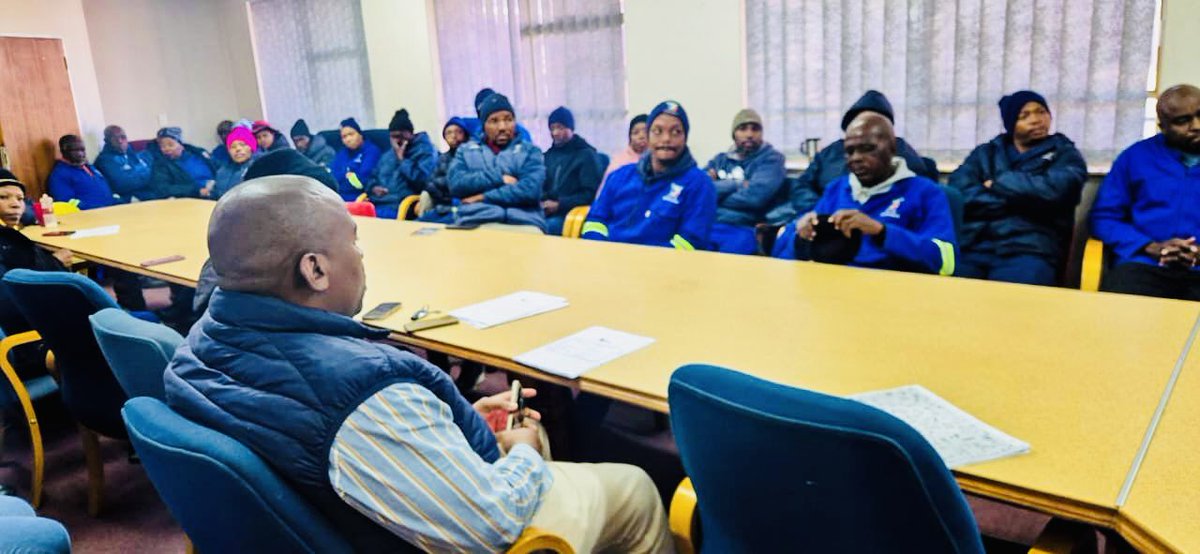 MMCFor_WS's tweet image. 馃敽Happening Now馃敽
@City_Ekurhuleni MMC for water and sanitation, Councillor @MsaneThembi is doing an inspection rounds of all depots in the city.
The first depot being Benoni. MMC is speaking to depot employees, checking their wellbeing, operations and equipment.