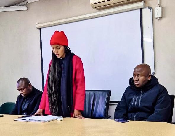 MMCFor_WS's tweet image. 馃敽Happening Now馃敽
@City_Ekurhuleni MMC for water and sanitation, Councillor @MsaneThembi is doing an inspection rounds of all depots in the city.
The first depot being Benoni. MMC is speaking to depot employees, checking their wellbeing, operations and equipment.