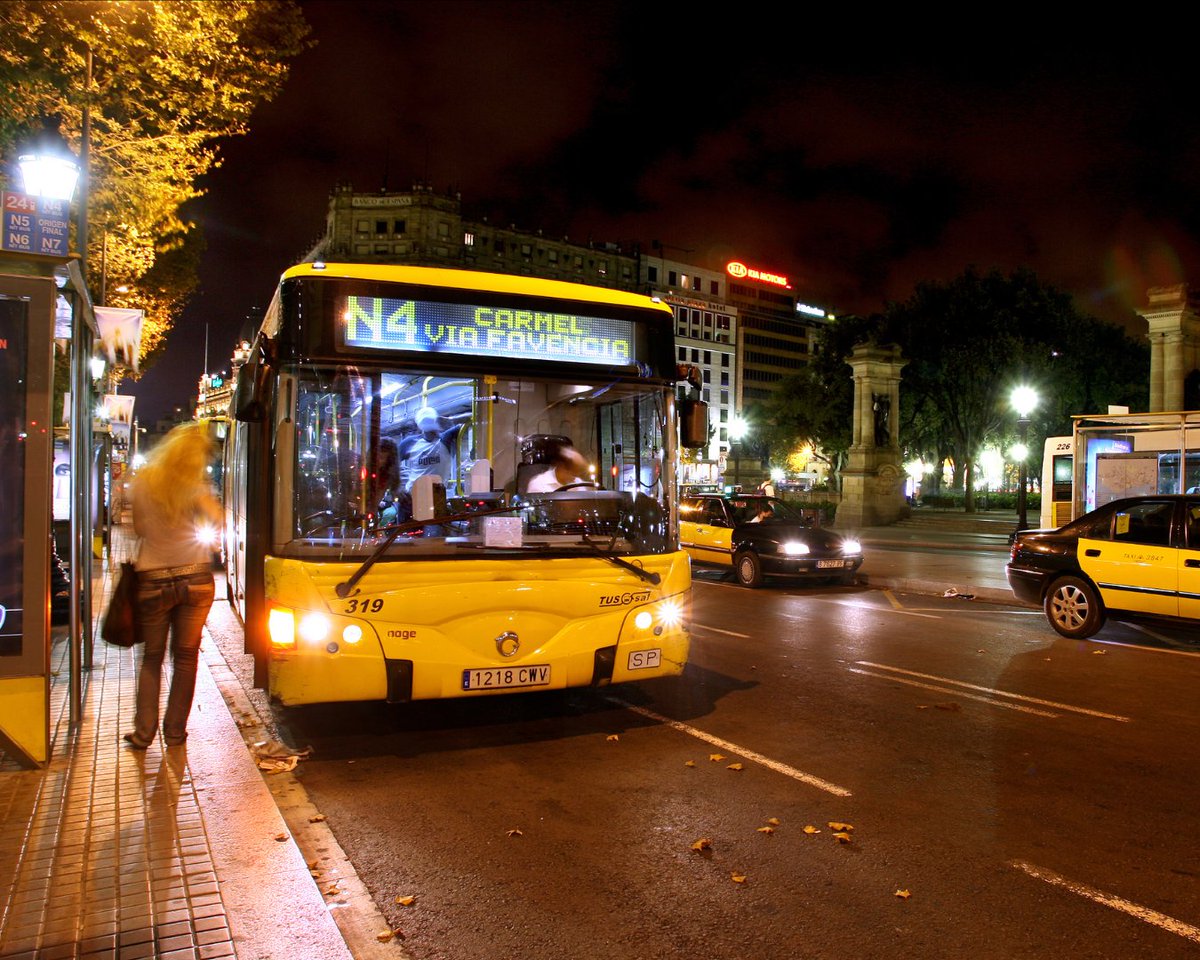 ATMbcn's tweet photo. 🌙Si aquest cap de setmana surts de nit, recorda que el #Nitbus ha ampliat el servei de parades intermèdies a demanda.
🚍Això afavoreix una mobilitat més segura i equitativa, especialment per a les dones i els menors, ja que els permet acostar-se més a la seva destinació. https://t.co/H16pwVNXIj