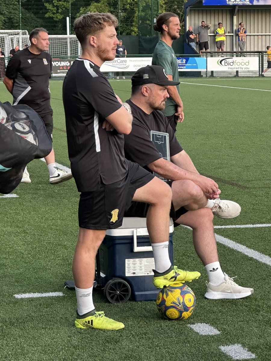 IanTrodd's tweet image. Things you love to see #1 - @sdunn992 in the dugout with @brownlie12 at @Basingstoke_FC last night 💙💛