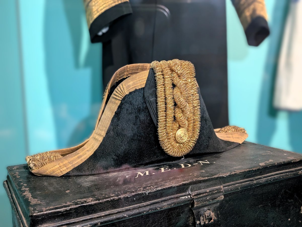 NatMuseumRN's tweet image. ⚓ This ceremonial uniform jacket and cocked hat belonged to Admiral Sir Martin Nasmith.
The jacket is adorned with epaulettes on the shoulders which bear the Insignia for the rank of Admiral.
See this on display at the Royal Navy Submarine Museum.
bit.ly/3nZHXeD