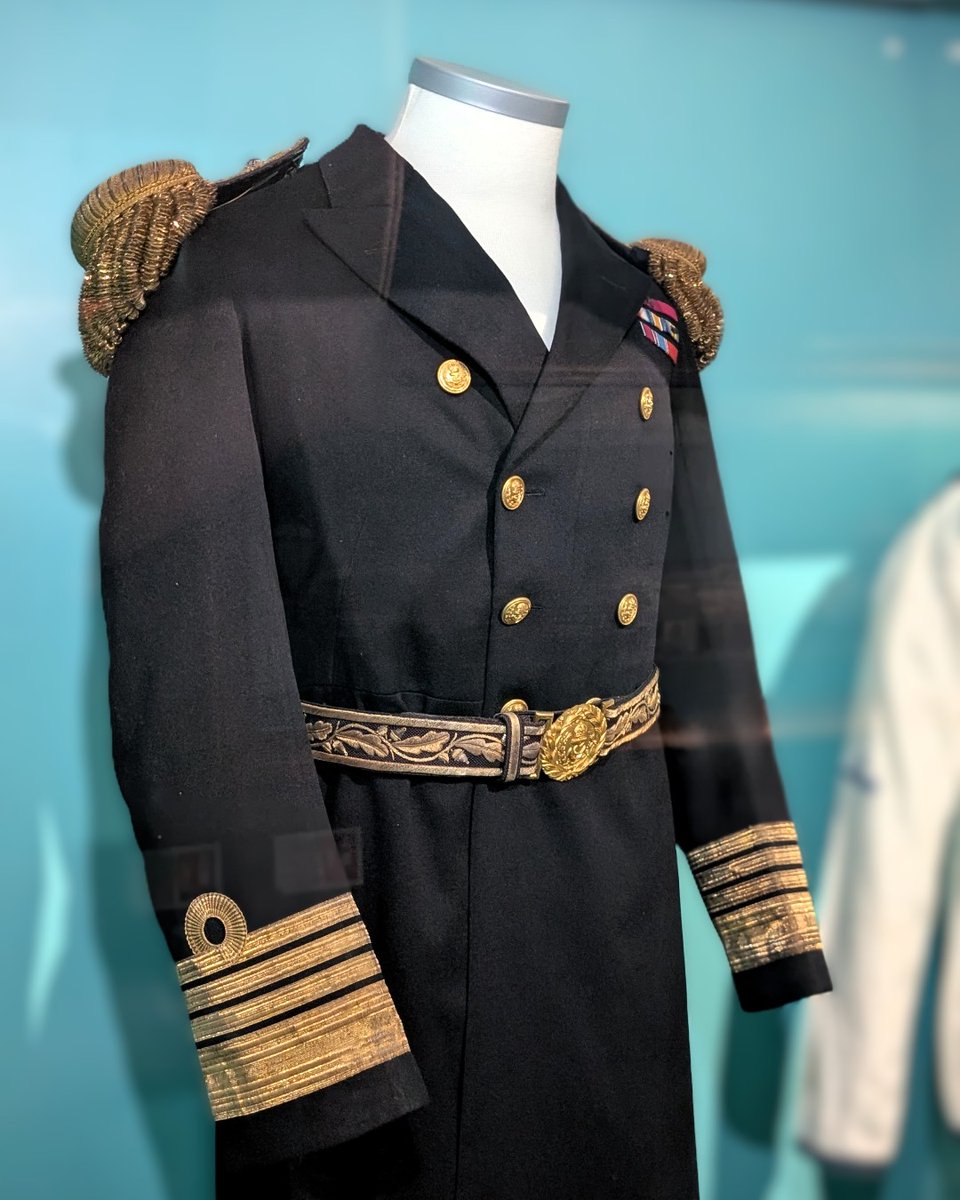 NatMuseumRN's tweet image. ⚓ This ceremonial uniform jacket and cocked hat belonged to Admiral Sir Martin Nasmith.
The jacket is adorned with epaulettes on the shoulders which bear the Insignia for the rank of Admiral.
See this on display at the Royal Navy Submarine Museum.
bit.ly/3nZHXeD