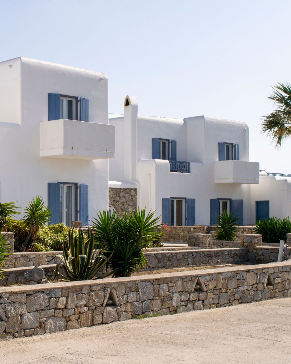 delianhotels's tweet image. There’s a reason 𝘾𝙮𝙘𝙡𝙖𝙙𝙞𝙘 𝙖𝙧𝙘𝙝𝙞𝙩𝙚𝙘𝙩𝙪𝙧𝙚 feels like poetry in stone.
The curves, the whitewashed walls, the gentle lines that catch the sunlight just right, everything is designed to bring stillness to the soul.

#GiannoulakiHotel #Mykonos #CycladicArchitecture