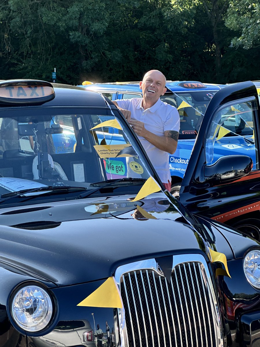 LTCFC1928's tweet image. London cabbies busy decorating their taxis in preparation for taking hundreds of kids on a much deserved day out to @HertsZoo