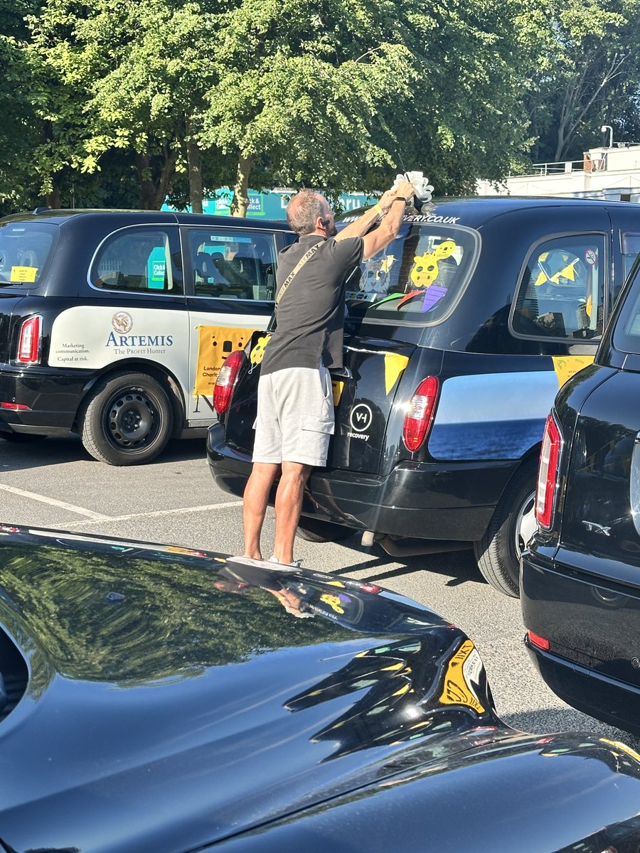 LTCFC1928's tweet image. London cabbies busy decorating their taxis in preparation for taking hundreds of kids on a much deserved day out to @HertsZoo