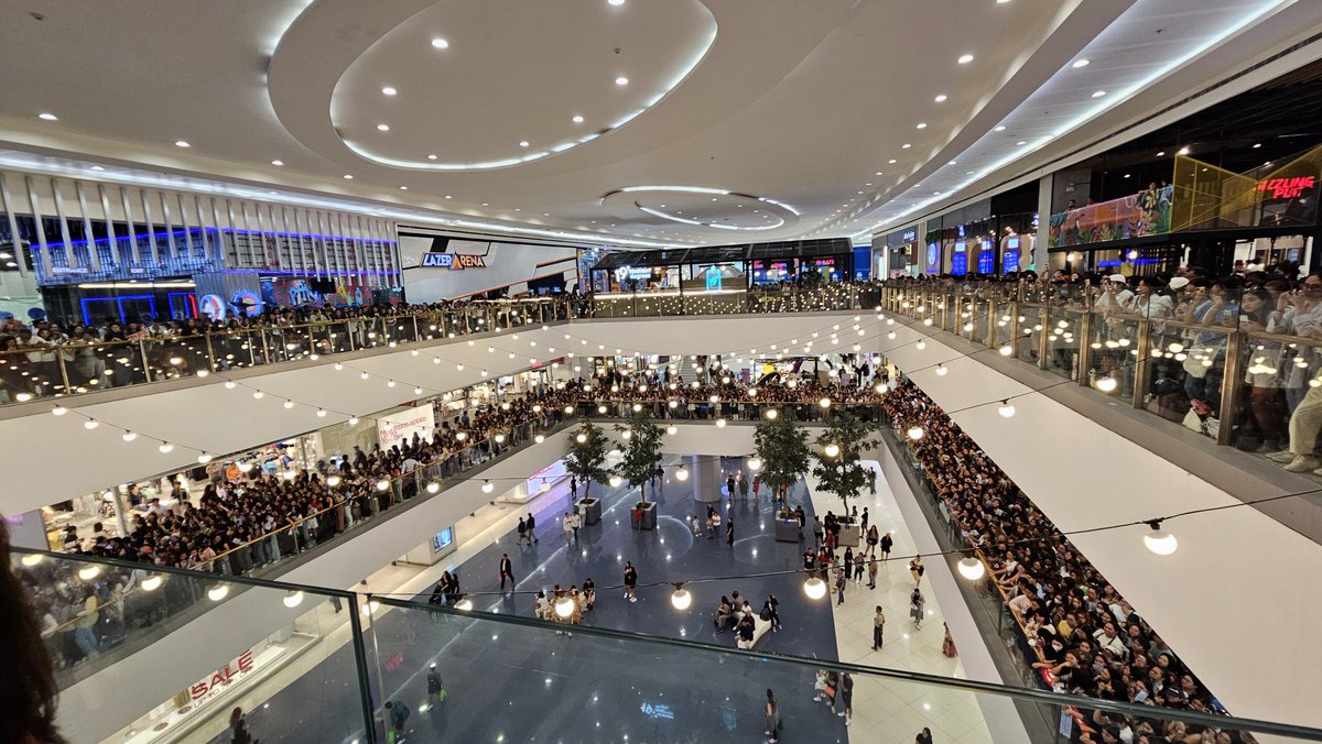 The crowd (+ the crowd underneath this area)

8SECONDS WITH SUNOO
#8secondswithSUNOO
#NewGlobalAmbassador
#엔하이픈_선우 #SUNOO
