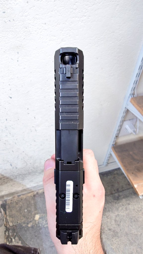 Yuki191145's tweet image. 今日はCZ最新ピストルの P10C Ported を弄ってた
ORスライドはアイアンサイトはそのまま外さずに各種オプティックが載せられるよ
ポートのお陰で反動が軽くて撃ちやすい
グロックと比べると格段に握りやすいグリップとアングルは、やはりCZって言えるかも?