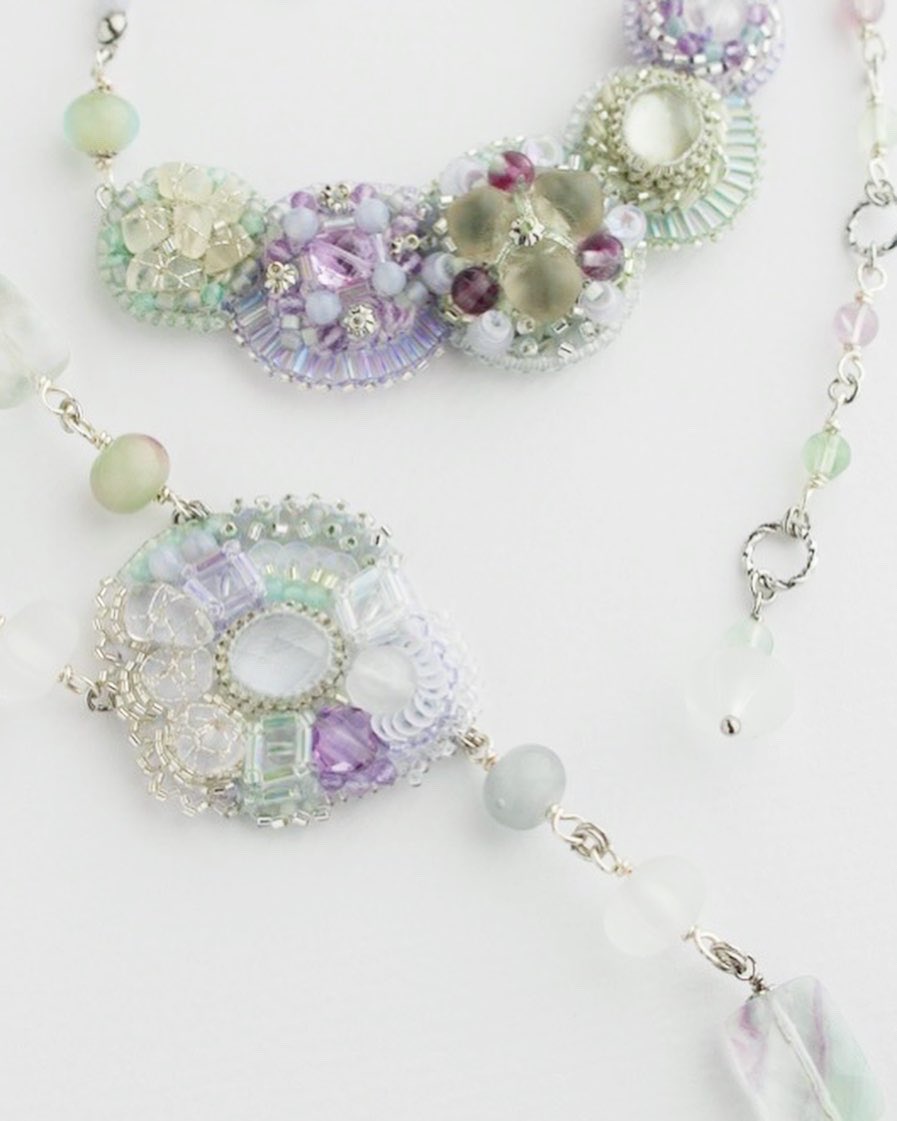 SakulaE's tweet photo. 🌿ハーブをイメージしたビーズ刺繍シリーズ🌿
ペールトーンの天然石やヴィンテージガラスパーツをたっぷりと🪡
今日はキット準備と久しぶりのYouTube撮影予定なので、過去作品から季節に合うものをアップ���てみました📷✨

#ビーズ刺繍 #ハンドメイド好きさんと繋がりたい #刺繍好きさんと繋がりたい https://t.co/MD4GSfbzge