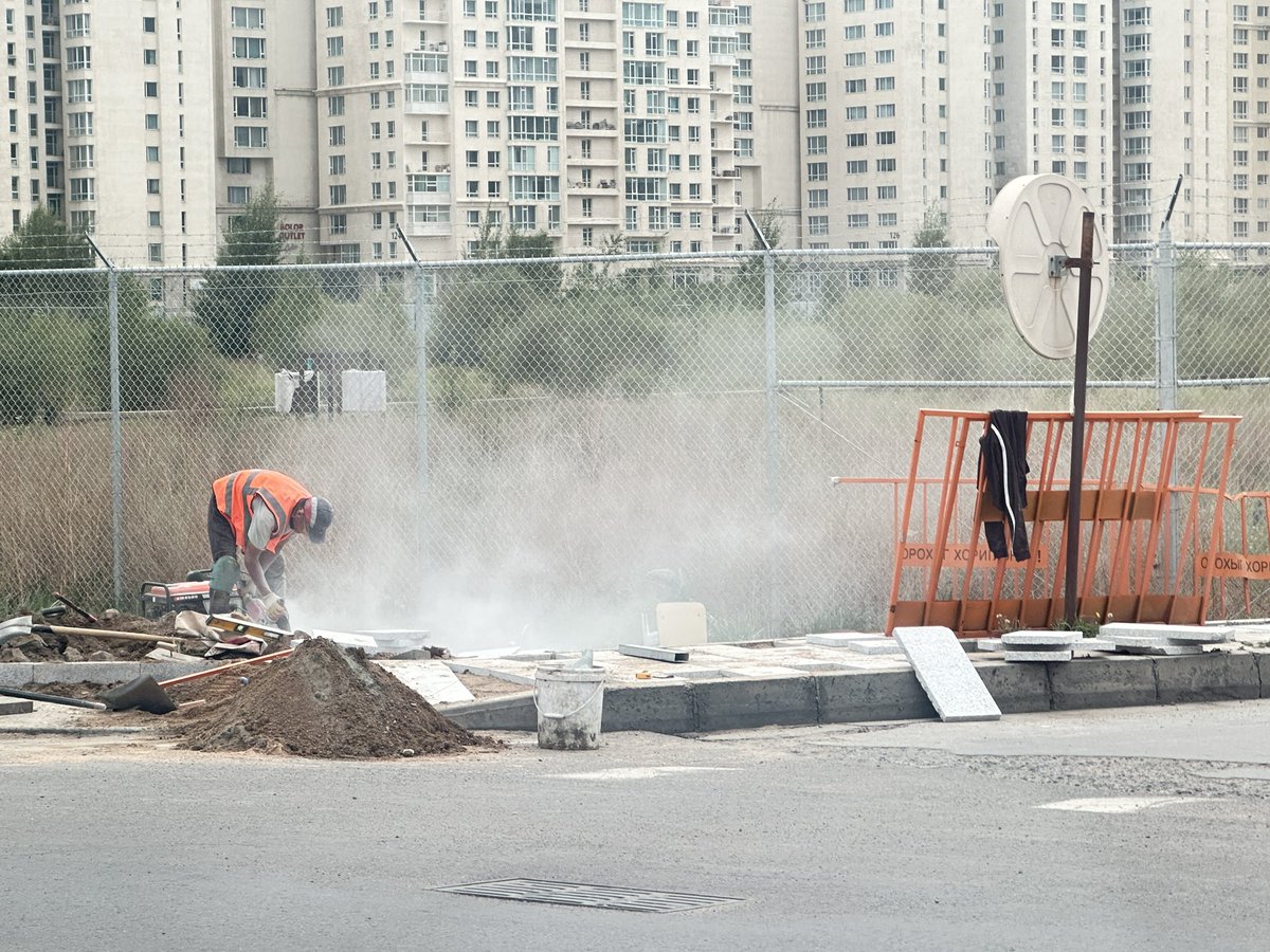 Хөөеээ ядаж 30,40 мянгаар жижиг майхан бариад дотор нь зүсээч ллруудаа!!
Хамаг юм завааруулаад, хавиар нэг барилгын тоос, шороо босгоод юм хийх гэж тамлаа хаячих юм!!!
Эргэн тойронд чинь амьд амьтад амьдардаг юм шүү малнуудаа!!!