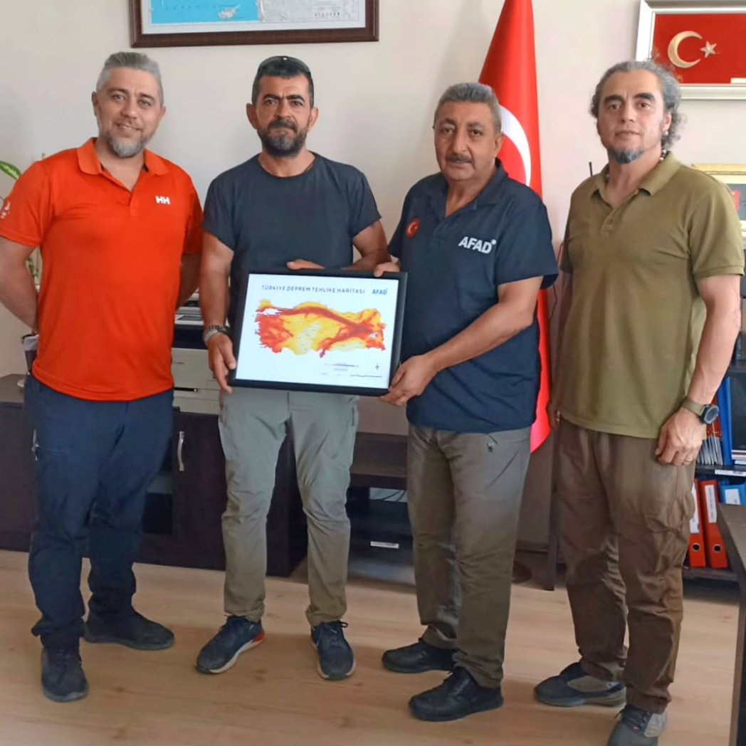 Nazilli Arama Kurtarma Derneği (NAKSAR) Başkanı Sayın Özgür Özkan ve beraberindeki heyet, İl Müdürümüz Sayın Yalçın Mumcu’yu makamında ziyaret etti.
.
.
.
<a href="/AFADBaskanlik/">AFAD</a>