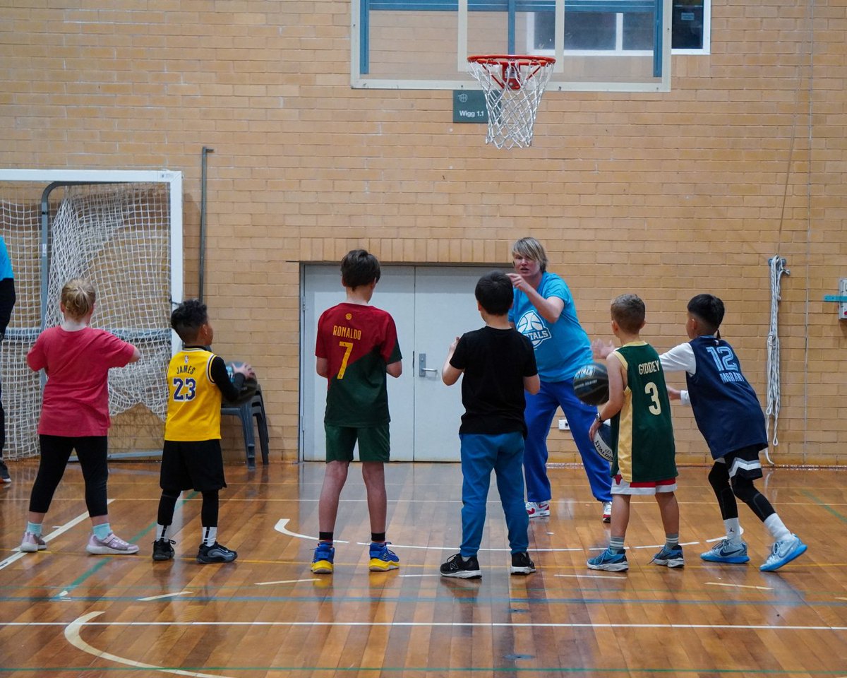 UCCapitals's tweet image. Thank you to everyone who joined us at Caps Camp! ⛹️🧢
Our special guest coaches Nicole Munger, Nyadiew Puoch, Jess Bibby, & Christy Collier-Hill loved seeing the energy on court.🏀
🔗 Sign up to our newsletter to be the first to hear about future camps loom.ly/faC7oak