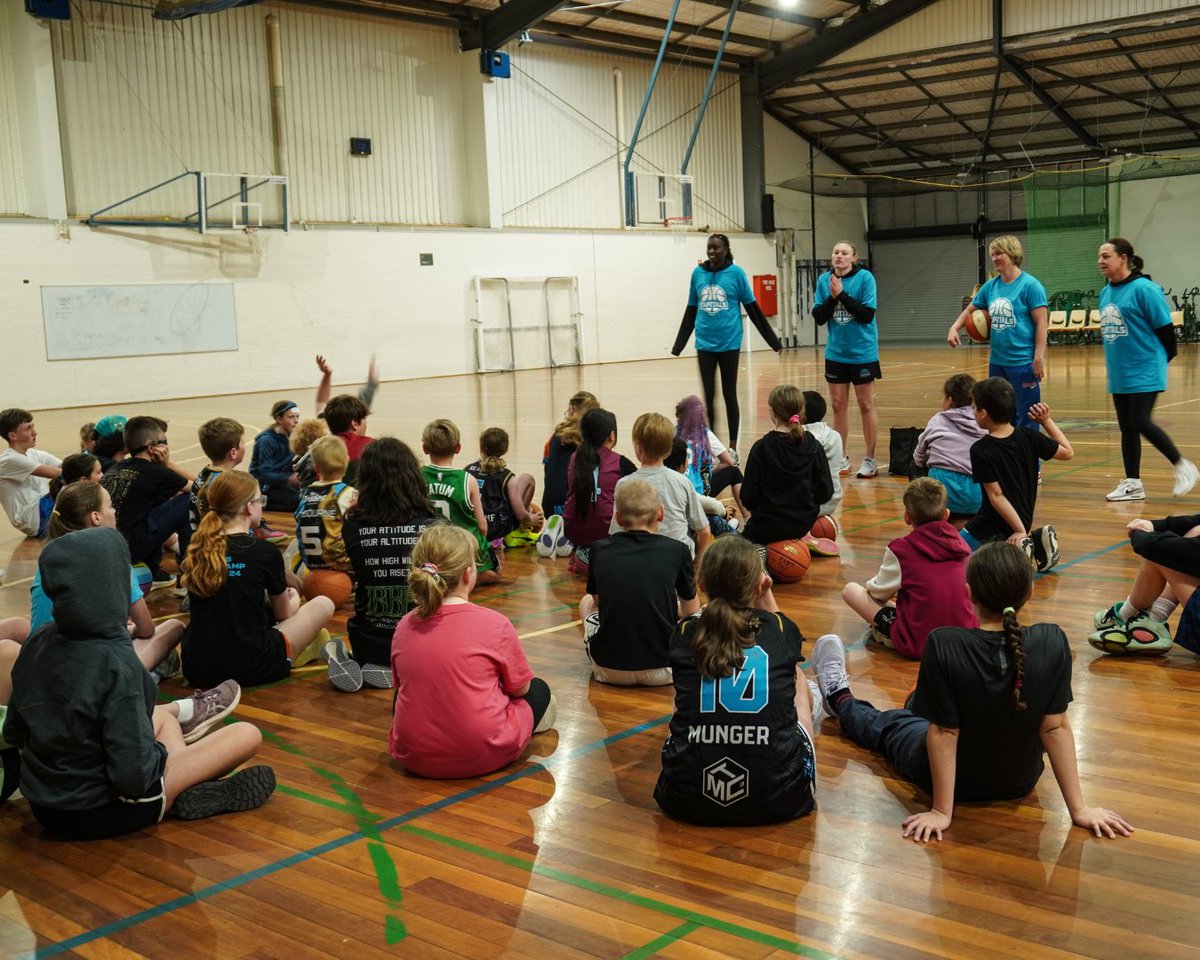 UCCapitals's tweet image. Thank you to everyone who joined us at Caps Camp! ⛹️🧢
Our special guest coaches Nicole Munger, Nyadiew Puoch, Jess Bibby, & Christy Collier-Hill loved seeing the energy on court.🏀
🔗 Sign up to our newsletter to be the first to hear about future camps loom.ly/faC7oak