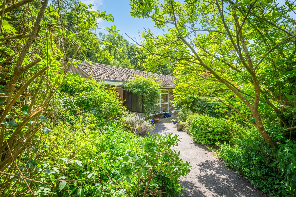 NEW LISTING IN PENSHURST! GUIDE PRICE £685k: Peaceful 3-bed bungalow with driveway and garage in semi-rural setting
flyingfishproperties.co.uk/property-for-s…
.
.
.
#tunbridgewells #tonbridge #bidborough #southborough #penshurst #speldhurst #hildenborough #property #sevenoaks #rusthall #kent