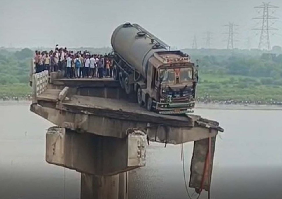 yogeshnagar711's tweet photo. સાહબ આ થવાનું જ છે ગુજરાત માં કેમ કે યહીં ની સરકાર ને ખબર જ છે કે એટલા વર્ષ થી આપણી સરકાર છે અને યહીં નો વ્યક્તિ ઇલેક્શન માં મત આપવા જશે અને કમલ નું બટન દબાવી આવી જશે . #bridgecollapse   #bridgecollapse
#Gujarat https://t.co/HifWbJbFfr