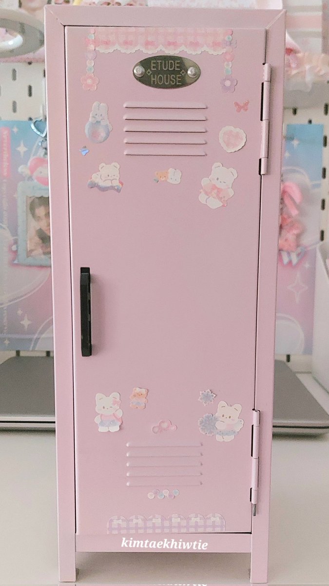kimtaekhiwtie's tweet image. 𓊆 ส่งต่อ 𓊇

🍧 Mini Locker สีม่วง * ประตูปิดไม่สนิท ไม่มีกล่อง ติดสตกไป *
🎀 200 free shipping

#minilocker #มินิล็อกเกอร์ #ล็อกเกอร์  #ตลาดนัดsanrio #พรีออเดอร์จีน #ของแต่งโต๊ะ