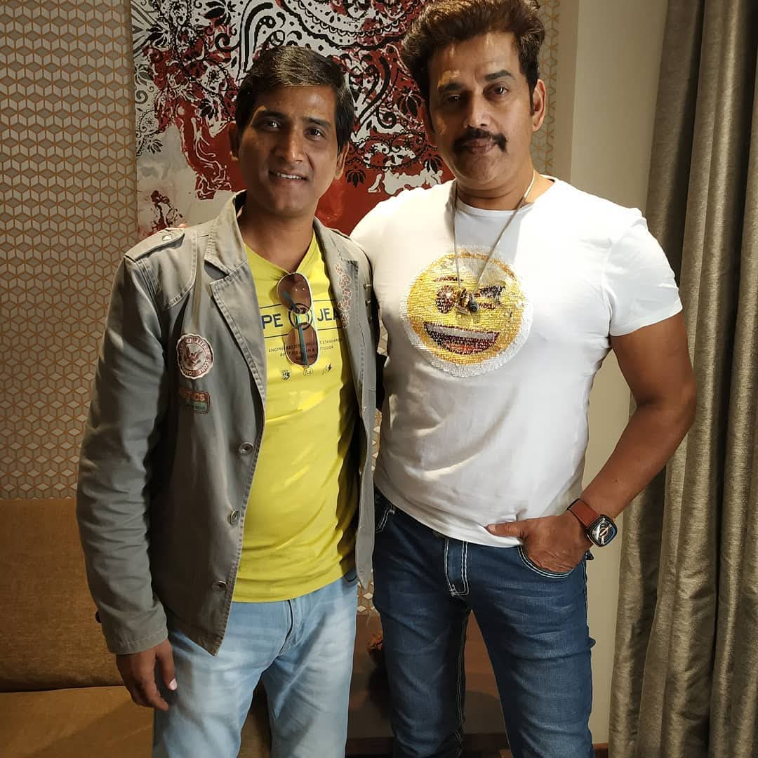 ActorSanjeevPnd's tweet photo. #TXP 234 - #throwback Good morning 🌄 friends.its Shooting time,Me and Ravi Kishan ji for movie #DECENTBOY shoot in Lucknow
#throwbackmemories #2019memories #lucknow #nawabganj #ravikishan #post #newpost #viralpost #postoftheday #actor #movie #travelling #lucknow #sanjeevpandey https://t.co/Gsv5fJtj2g