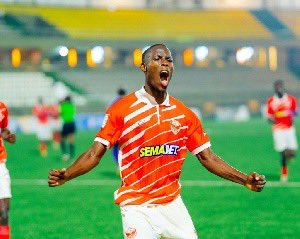 SamKarenzi's tweet image. Breaking news: @Policefc_Rwanda yakiriye rutahizamu #Ssenyonjo Samuel wakiniraga #Express yo muri Uganda! Yageze mu Rwanda mw'ijoro ryakeye aje gusinya amasezerano yo kuyikinira. Aje guhatanira umwanya na Anie Elijah.