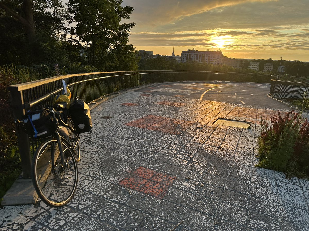 markus_tm's tweet image. Lähdin eilen polkupyörällä matkaan kohti Kiovaa. Haastan sinut lahjoittamaan valitsemasi summan ensiapuvälineisiin Ukrainan puolustajille jokaista pyörän kulkemaa kilometriä kohden!
Lue lisää matkan tarkoituksesta ja katso lahjoitustiedot: feeniksinkilta.fi/fi/charity-rid…