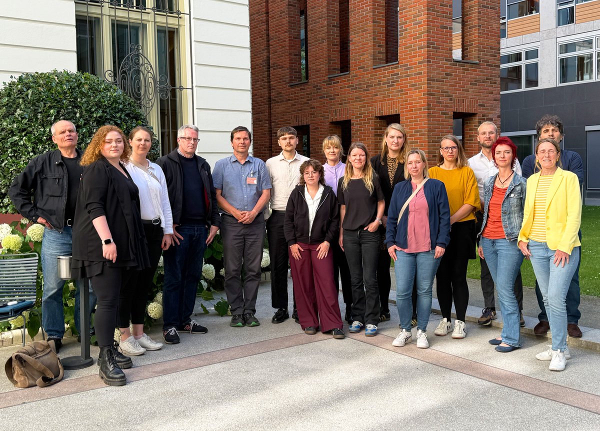 #MajaT ist in Ungarn im Hungerstreik – vor wenigen Tagen wurde sie in Haftkrankenhaus überstellt. Mehr als 30 Tage ohne Nahrung, 13 Kilo verloren, der Gesundheitszustand wird lebensbedrohlich: Maja T. protestiert gegen die unmenschlichen Haftbedingungen und die psychische Folter