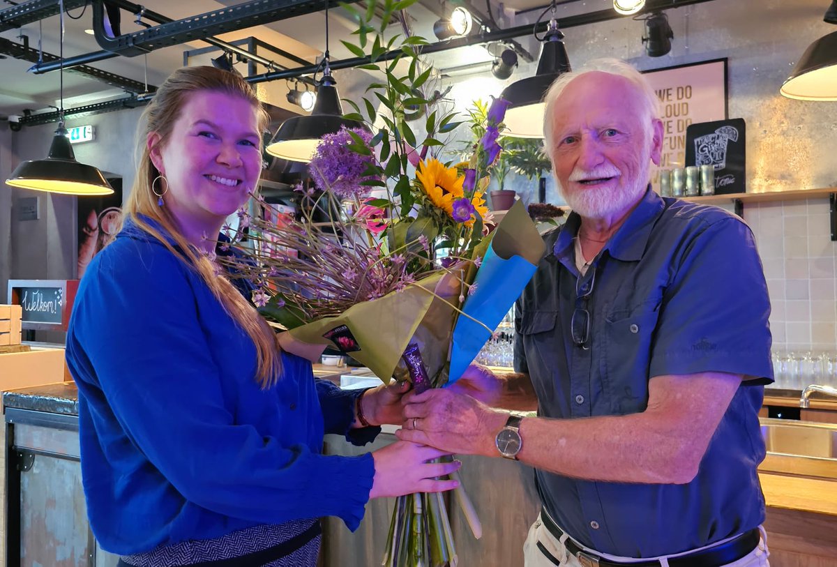 Gisterenavond, tijdens onze clubbijeenkomst, vierden we de tachtigste verjaardag van ons oudste clublid. De jarige ontving uit handen van ons jongste clublid een mooie bos bloemen.
Gefeliciteerd Jan!