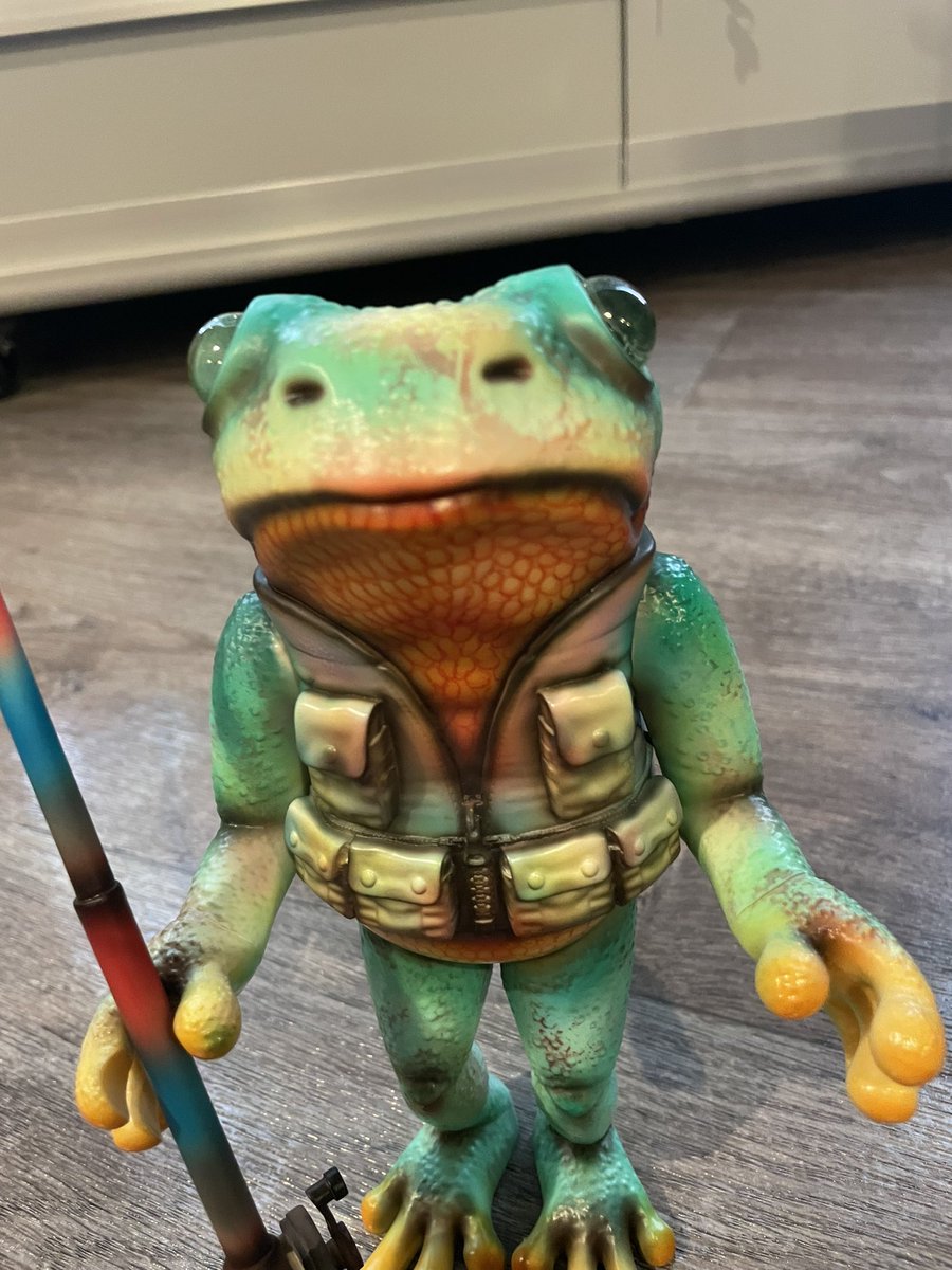 bubu5519's tweet image. 先日のかっこわらい雑貨店さんの個展に展示されていたカエルアーくん
MAD UNIVERSE ワンオフオークションにて落札したものが本日到着しました。
相変わらず凄まじいペイントです。これは家宝ですね。