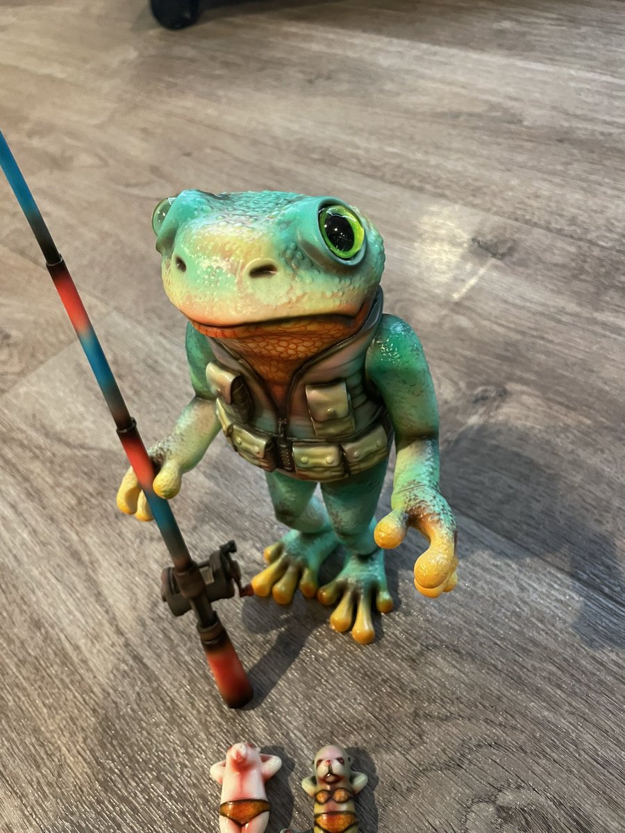 bubu5519's tweet image. 先日のかっこわらい雑貨店さんの個展に展示されていたカエルアーくん
MAD UNIVERSE ワンオフオークションにて落札したものが本日到着しました。
相変わらず凄まじいペイントです。これは家宝ですね。