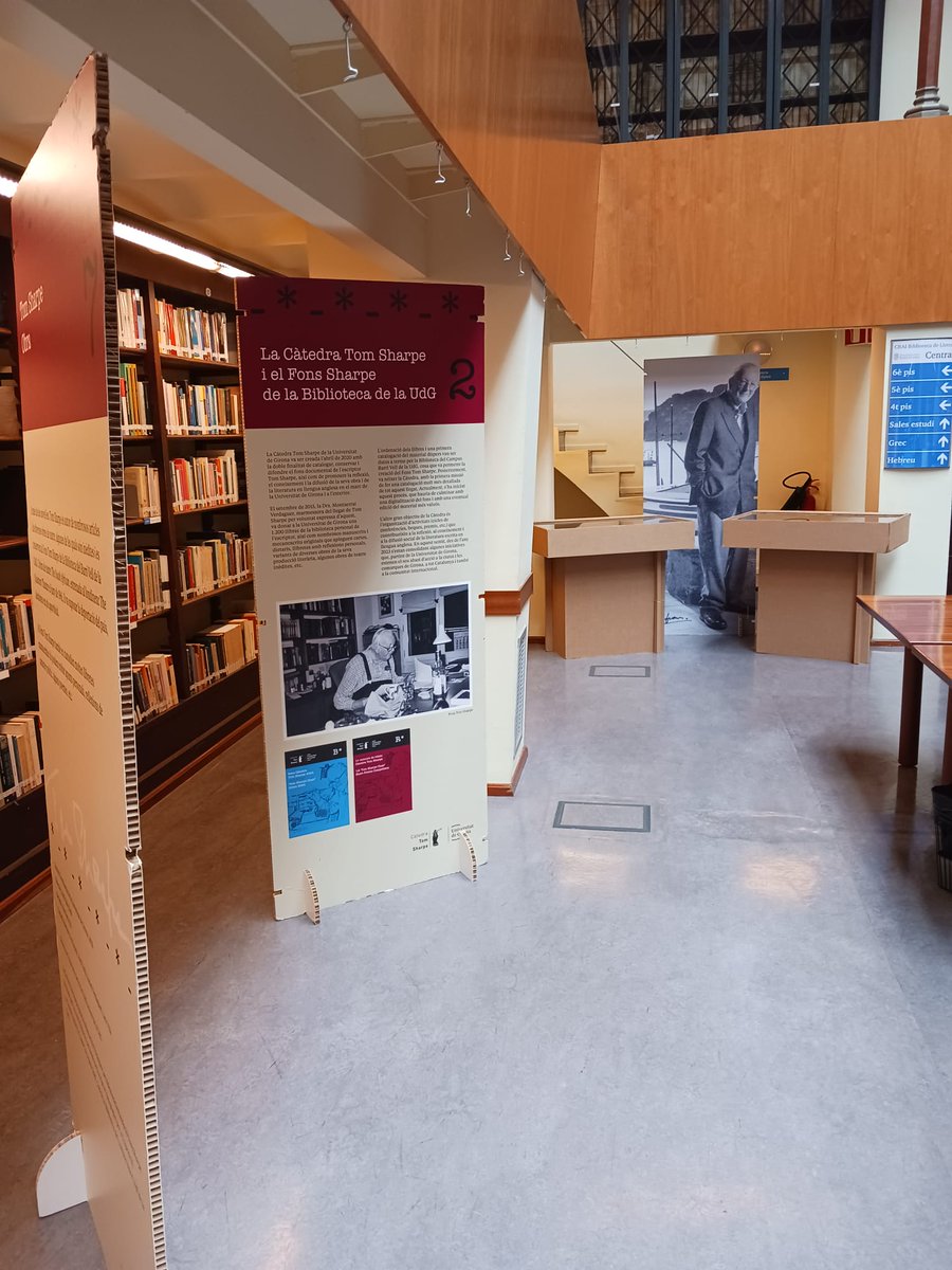 🗂️El passat 7 de juliol es va obrir al públic l'exposició Càtedra de Literatura Tom Sharpe a la Universitat de Barcelona. La podreu visitar fins al 26 de setembre al CRAI Biblioteca de Lletres.

També la podeu trobar en format virtual a 🔗ja.cat/mwIB7