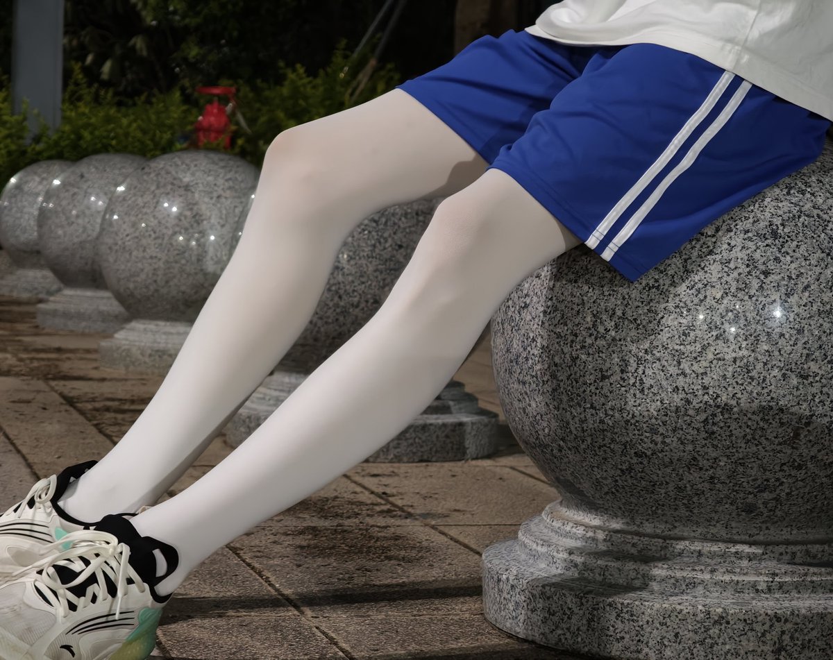 国内的社交软件真的发不了，就这种图片都违规😂
#白丝