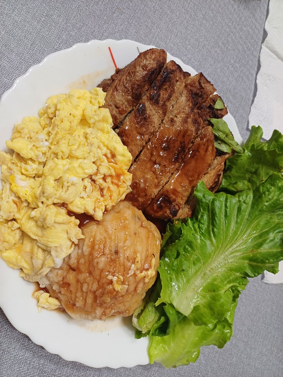 豬排！煙燻BBQ醬配馬鈴薯泥！
配肉的生菜與香嫩炒蛋☆

肉包生菜真好吃，做這個是想以一種西餐的感覺來做的，不確定算不算還原。

額外提問：各位排餐比較喜歡豬、牛還是雞