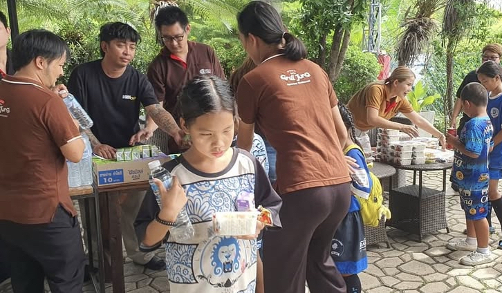 theatlascharity's tweet image. 🍽️🏉 A sustaining meal lays the foundation for equality, dignity, and inclusion
Thank you to Grill Jung & Gyuniku ShaBu and Sushi for collaborating and providing these vital meals to our Lanna Rugby Club kids 🍛🏉
#AtlasFoundation #FoodForEquality