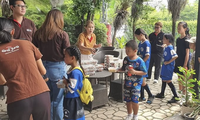 theatlascharity's tweet image. 🍽️🏉 A sustaining meal lays the foundation for equality, dignity, and inclusion
Thank you to Grill Jung & Gyuniku ShaBu and Sushi for collaborating and providing these vital meals to our Lanna Rugby Club kids 🍛🏉
#AtlasFoundation #FoodForEquality