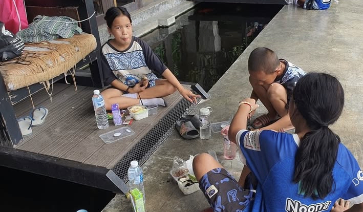 theatlascharity's tweet image. 🍽️🏉 A sustaining meal lays the foundation for equality, dignity, and inclusion
Thank you to Grill Jung & Gyuniku ShaBu and Sushi for collaborating and providing these vital meals to our Lanna Rugby Club kids 🍛🏉
#AtlasFoundation #FoodForEquality