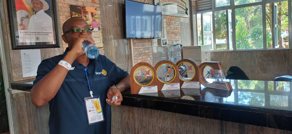 Congratulations, omwana womugenzi. President Edgar, someone takes you a better pic with the 100th Discon awards held in Jinja civil service college