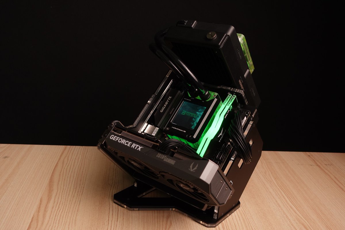 geeekstore's tweet image. Bernardo Mod Chop did it again.
He turned the Rhino S into a stunning build and made us fall in love with our own case all over again.
That’s why we always look forward to his work.
#geeekstore #rhinos #miniitx