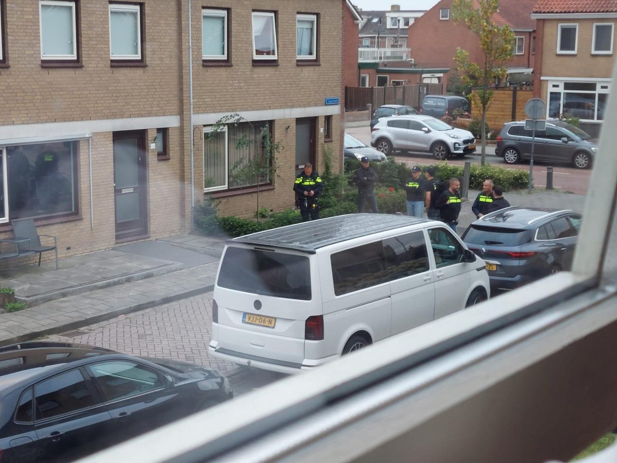 Arrestatieteam landelijke dienst in alle vroegte actief op Urk

heturkerland.nl/nieuws/algemee…