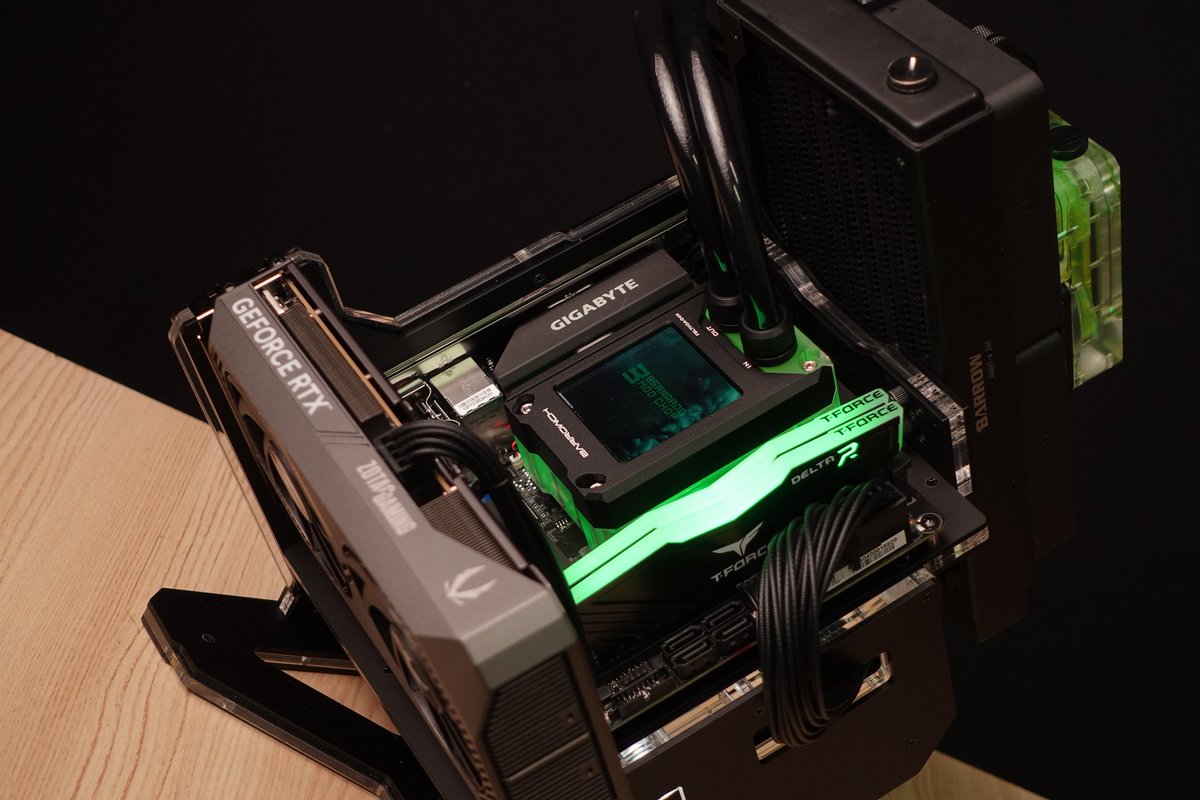 geeekstore's tweet image. Bernardo Mod Chop did it again.
He turned the Rhino S into a stunning build and made us fall in love with our own case all over again.
That’s why we always look forward to his work.
#geeekstore #rhinos #miniitx