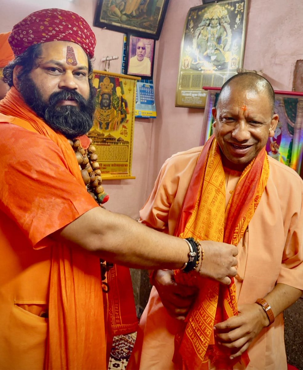 DeepakD25119255's tweet photo. #आज उत्तर प्रदेश के #मुख्यमंत्री श्री योगी आदित्यनाथ जी महाराज #हनुमानगढ़ी दर्शन करने के पश्चात हमारे#आश्रम पर आए‌‌ साथ में पूज्य श्री महंत राजू दास जी महाराज मुख्यमंत्री जी को #अंग वस्त्र भेंट कर अभिवादन कियेRaju Das AyodhyaMYogiAdityanath https://t.co/ZKB3iIwK6y