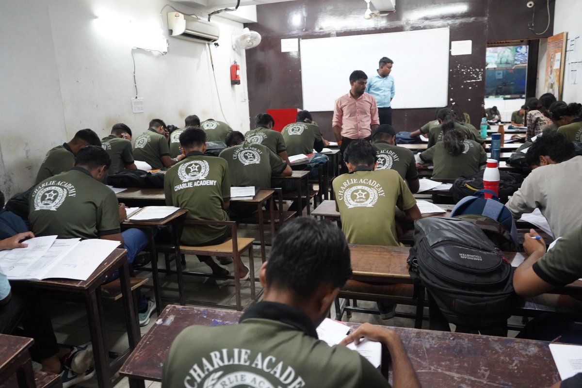 Charlieacadmy's tweet image. दिल्ली पुलिस का मॉक टेस्ट लेते टीचर्स | Charlie Academy 📚👨‍🏫👩‍🏫📝   #CharlieAcademy #MockTest #OfflineBatch #ExamPreparation #StudyTips #TestPrep #StudyMotivation #WeeklyTests #Education #SuccessMindset #AcademyLife #StudentLife #LearnAndGrow #TestStrategy #AcademicSuccess