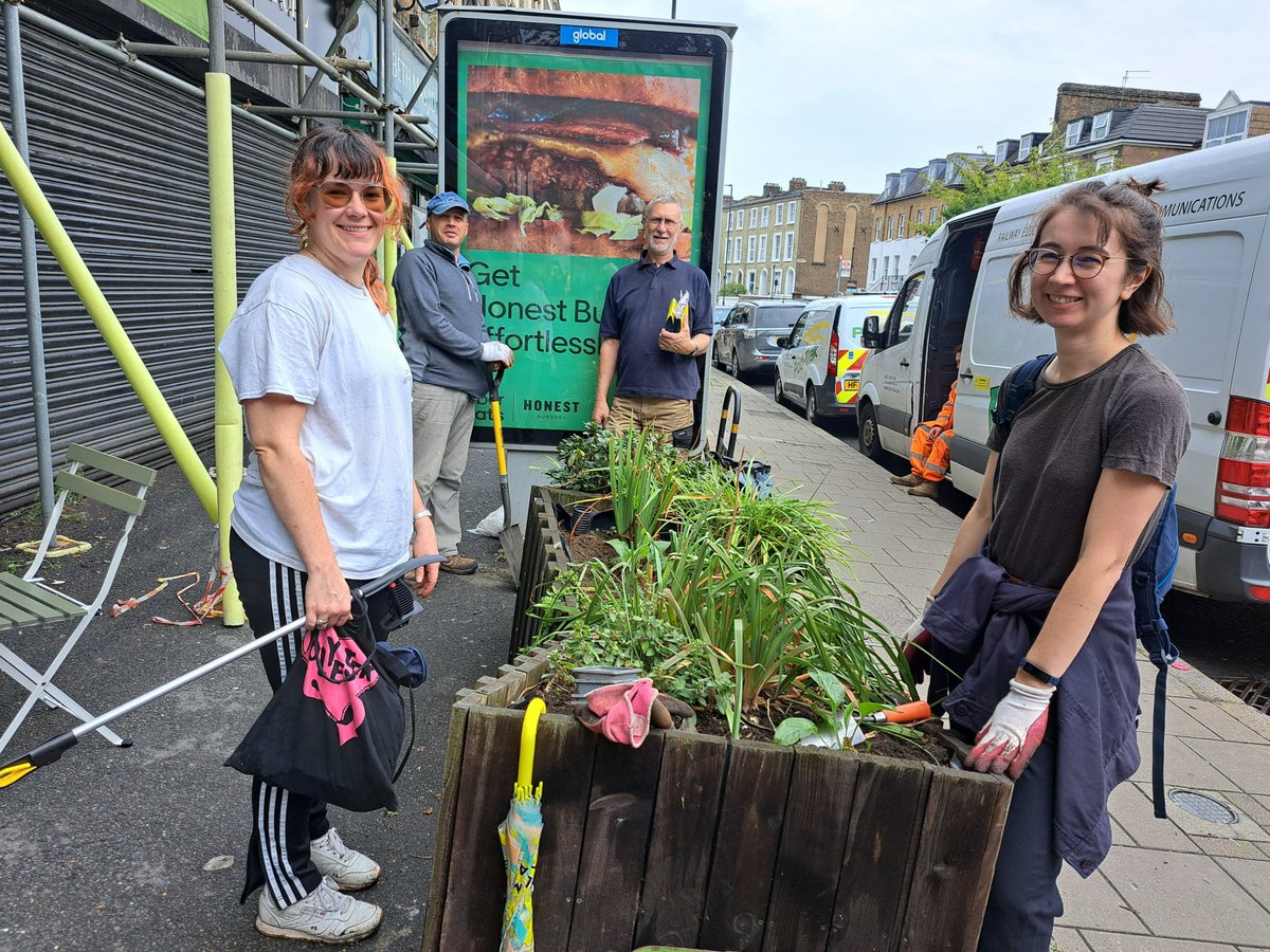 LJActionGroup's tweet image. Join us for this month's Community Clean Up Day this Sunday 12th July from 2pm to 4pm! Meet at Loughborough Junction station for litter-picking and to tidy up and water the planters along Coldharbour Lane, followed by tea and chat at Viv's Cafe.
#LoughboroughJunction #Lambeth
